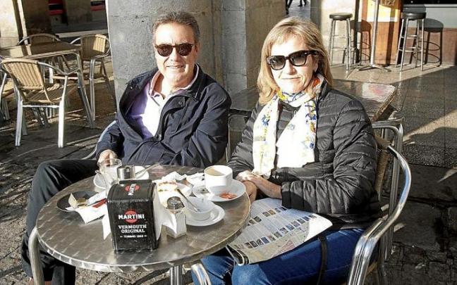 Antonio y María Teresa disfrutan de un café antes de conocer Vitoria-Gasteiz.