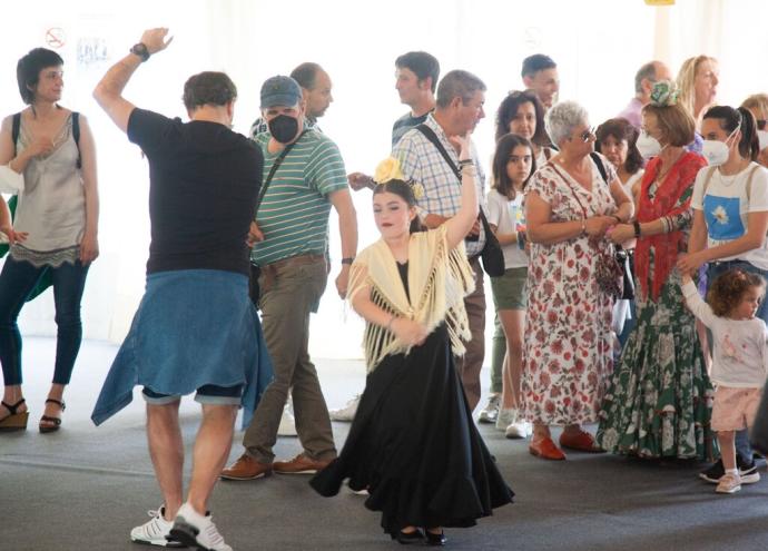 Sevillanas, ayer en la carpa del centro andaluz Séneca.