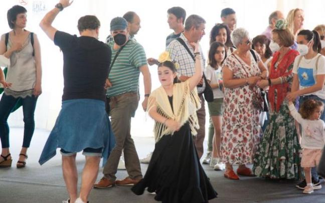 Sevillanas, ayer en la carpa del centro andaluz Séneca.