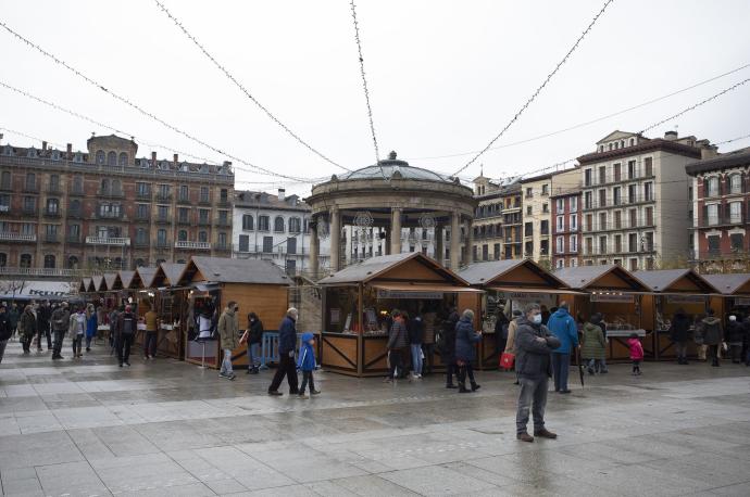 Clientes comprando en las casetas de la feria de Navidad.