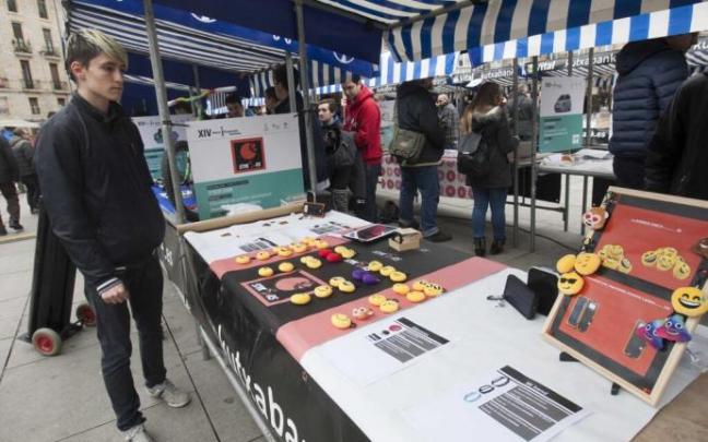 La edición de 2017 de la feria, en la plaza de la Virgen Blanca.