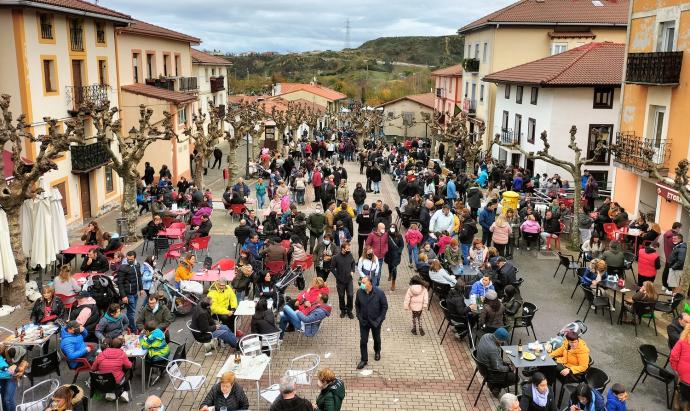 Las terrazas y los paseantes se adueñaron del espacio de la calle principal de La Arboleda.