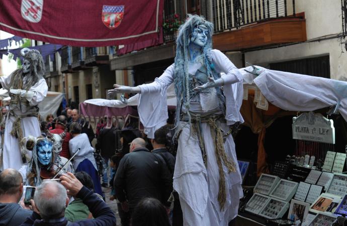 Personajes mitológicos, seres de leyenda y lugareños medievales se mezclan cada año en el mercado de Balmaseda.