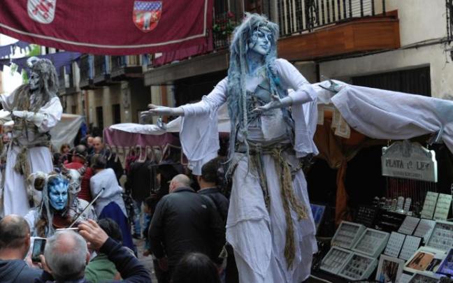 Personajes mitológicos, seres de leyenda y lugareños medievales se mezclan cada año en el mercado de Balmaseda. Personajes mitológicos, seres de leyenda y lugareños medievales se mezclan cada año en el mercado de Balmaseda.