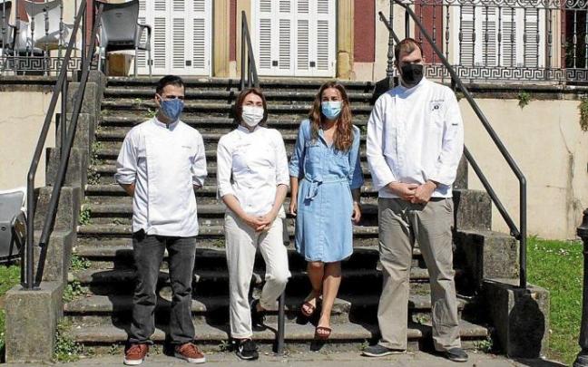 De izda. a dcha, Carrion, Urdangarin, Serrano y Arrieta, en las escaleras del Kasino Zaharra.