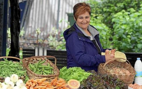 Una baserritarra de Elgoibar en su puesto para la venta de productos del caserío. Foto: J.L.