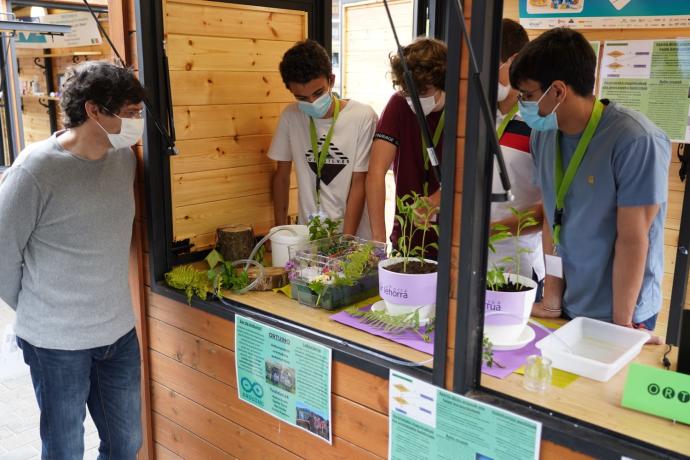 Los jóvenes han mostrado diferentes experimentos en El Arenal bilbaino