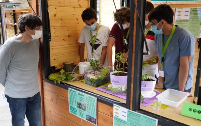 Los jóvenes han mostrado diferentes experimentos en El Arenal bilbaino Los jóvenes han mostrado diferentes experimentos en El Arenal bilbaino