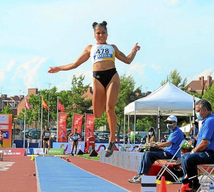 Laila Lacuey, ayer durante uno de sus saltos. Foto: Asier Cotelo