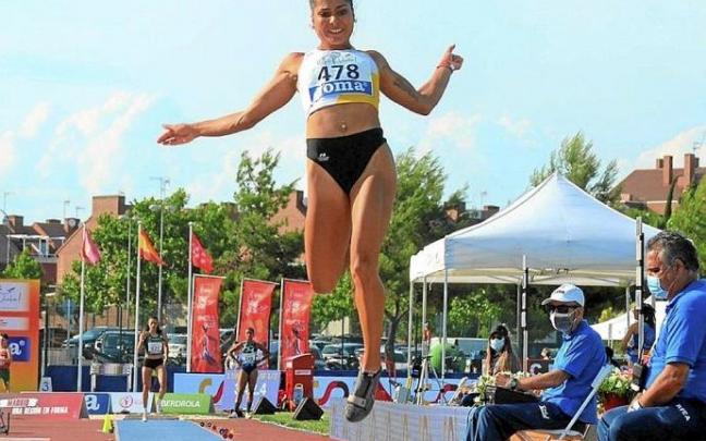 Laila Lacuey, ayer durante uno de sus saltos. Foto: Asier Cotelo