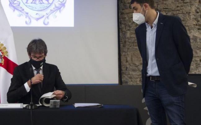 El alcalde, Gorka Urtaran, sentado, junto al portavoz de Elkarrekin, Óscar Fernández El alcalde, Gorka Urtaran, sentado, junto al portavoz de Elkarrekin, Óscar Fernández