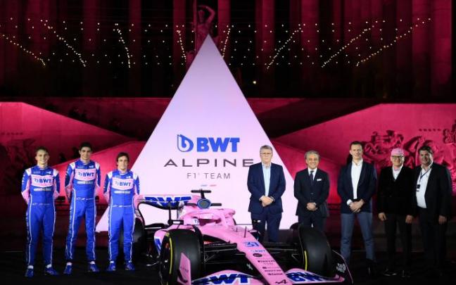 El equipo y los pilotos de Alpine F1 durante la presentación del A522.