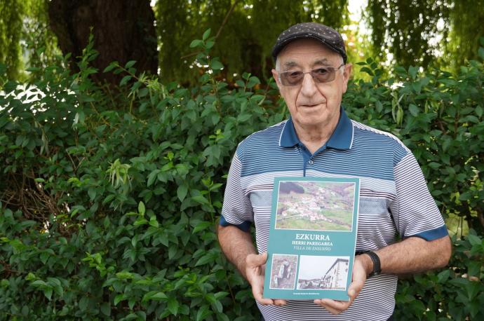 Fernando Etxeberria, autor de 'Ezkurra herri paregabea, villa de ensueño' muestra su último libro.