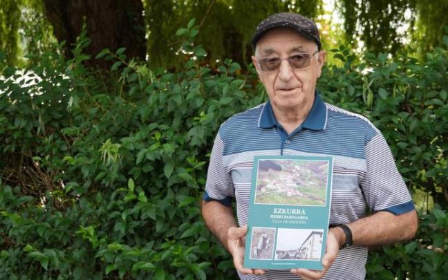 Fernando Etxeberria, autor de 'Ezkurra herri paregabea, villa de ensueño' muestra su último libro.