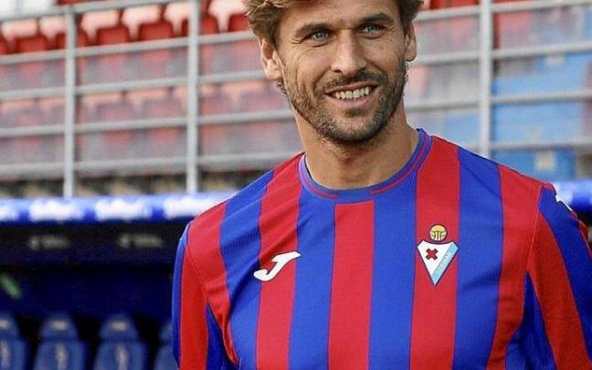 Fernando Llorente, en su presentación con el Eibar Foto: Javi Colmenero Fernando Llorente, en su presentación con el Eibar Foto: Javi Colmenero