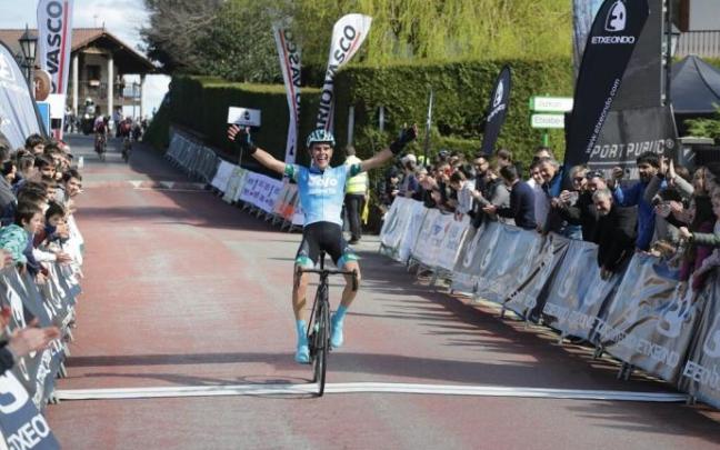 Fernando Tercero celebra su victoria en Alkiza.
