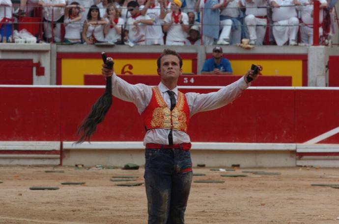 Ferrera, en vaqueros, tras sufrir dos cogidas con tres cornadas y cortar las dos orejas y el rabo a un toro de Victorino Martín el 14 de julio de 2006.