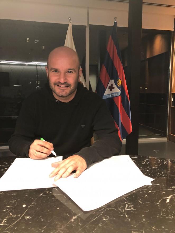 Ferron firma su contrato como nuevo entrenador del equipo femenino del Eibar.