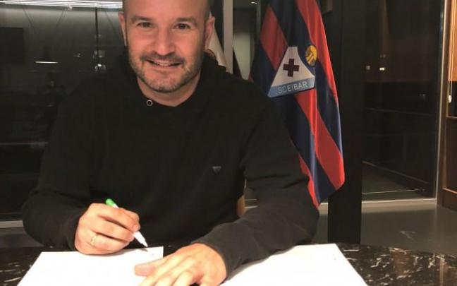 Ferron firma su contrato como nuevo entrenador del equipo femenino del Eibar. Ferron firma su contrato como nuevo entrenador del equipo femenino del Eibar.
