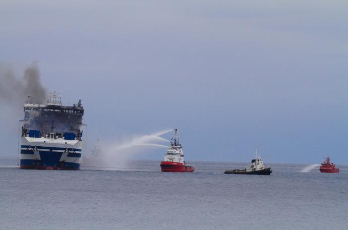 El ferry 'Euroferry Olimpia', incendiado cerca de Corfú, en Grecia.