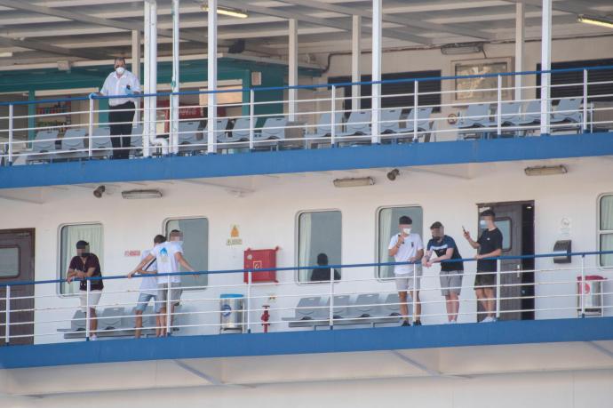Varios de los jóvenes confinados hasta ayer en la cubierta del ferry