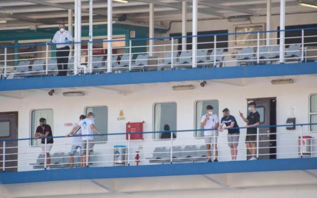 Varios de los jóvenes confinados hasta ayer en la cubierta del ferry Varios de los jóvenes confinados hasta ayer en la cubierta del ferry