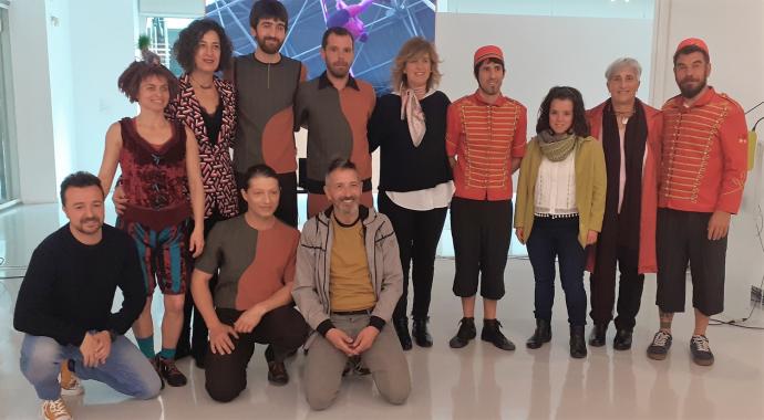 Representantes de varias compañías teatrales en la presentación de ayer martes con la alcaldesa y la diputada foral de Cultura.