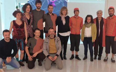 Representantes de varias compañías teatrales en la presentación de ayer martes con la alcaldesa y la diputada foral de Cultura. Representantes de varias compañías teatrales en la presentación de ayer martes con la alcaldesa y la diputada foral de Cultura.