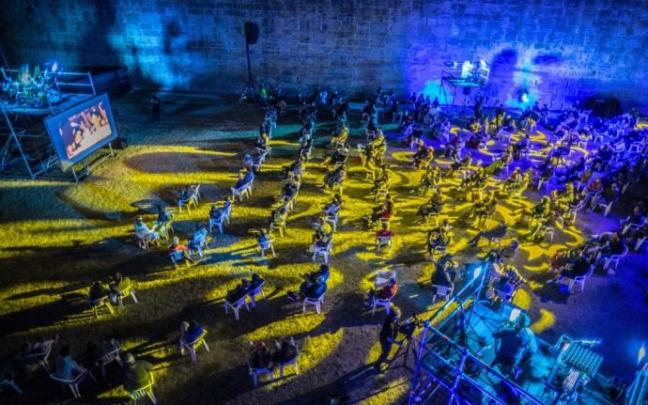 Un momento del espectáculo "Luces, música, ¡acción!", de Suakai, en el marco del Festival de las Murallas. Un momento del espectáculo "Luces, música, ¡acción!", de Suakai, en el marco del Festival de las Murallas.