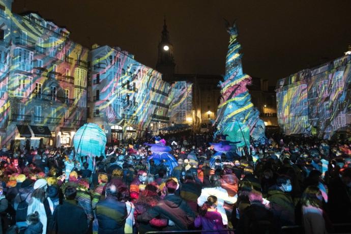 Cientos de gasteiztarras disfrutan del Festival Umbra en la plaza de la Virgen Blanca.