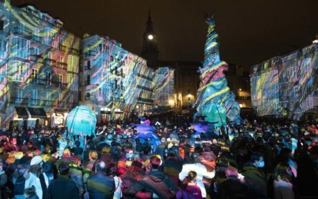 Cientos de gasteiztarras disfrutan del Festival Umbra en la plaza de la Virgen Blanca.