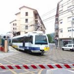 Un unidad de Renfe de ancho métrico cruza un paso a nivel en Zalla