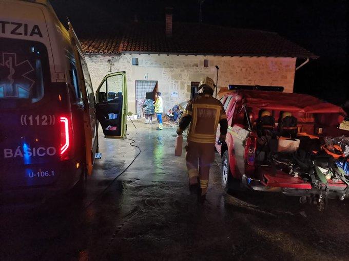 Dotaciones de bomberos en la vivienda donde han sucedido los hechos