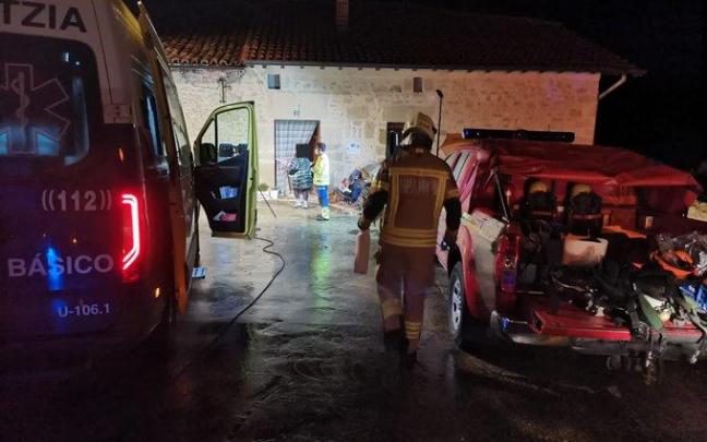 Dotaciones de bomberos en la vivienda donde han sucedido los hechos