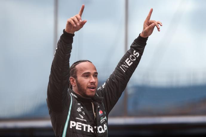 Hamilton renueva dos años con Mercedes