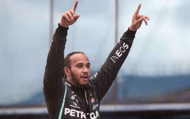 Hamilton renueva dos años con Mercedes Hamilton renueva dos años con Mercedes