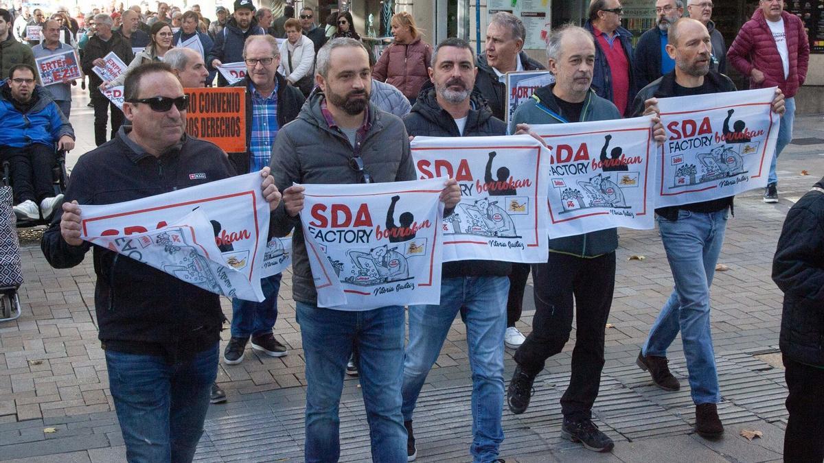 La comitiva, a su paso por la Plaza de Los Fueros.