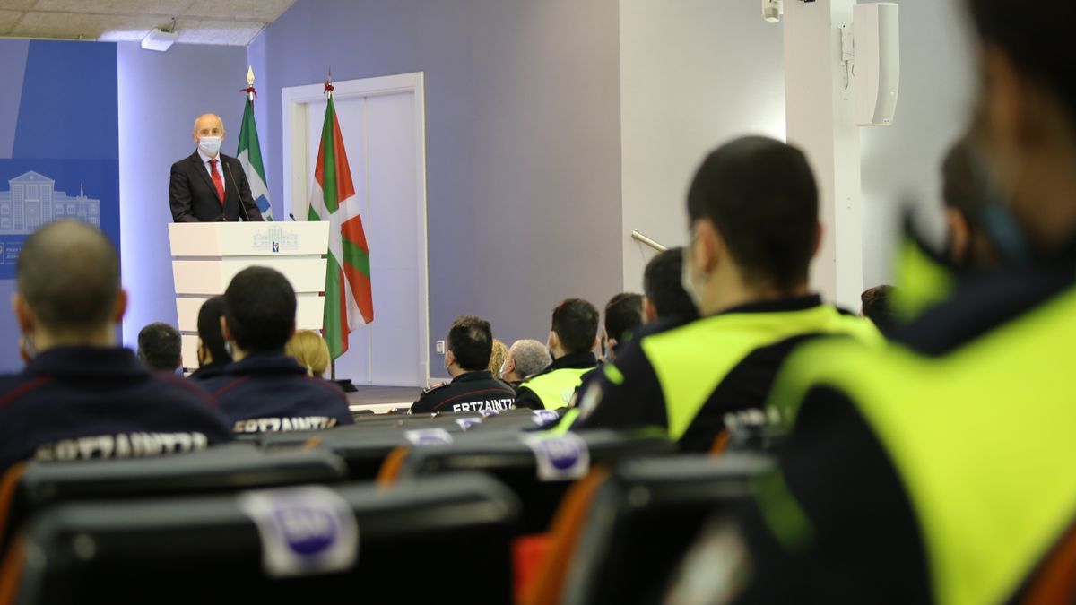 El consejero de Seguridad, Josu Erkoreka, interviene en la inauguración del primer curso de formación conjunta de Ertzaintza y Policía Local de Euskadi, en Arkaute.