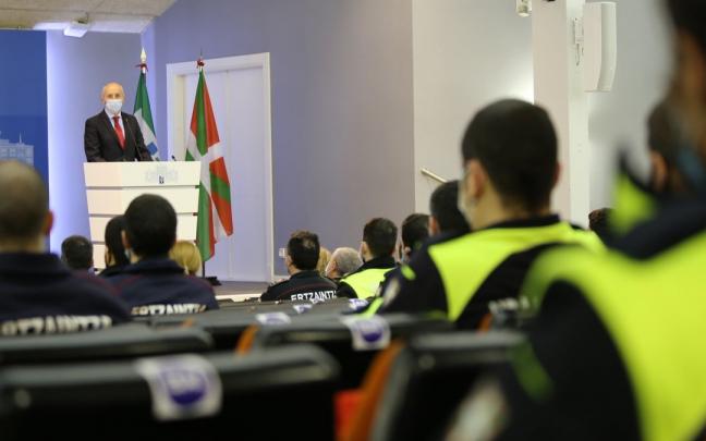 El consejero de Seguridad, Josu Erkoreka, interviene en la inauguración del primer curso de formación conjunta de Ertzaintza y Policía Local de Euskadi, en Arkaute. El consejero de Seguridad, Josu Erkoreka, interviene en la inauguración del primer curso de formación conjunta de Ertzaintza y Policía Local de Euskadi, en Arkaute.