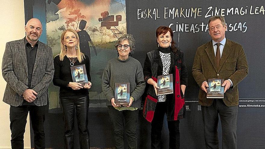 Joxean Fernández, Pilar Rodríguez, Isabel Herguera, Izaskun Arandia y Bingen Zupiria, ayer en la presentación del libro en Donostia.