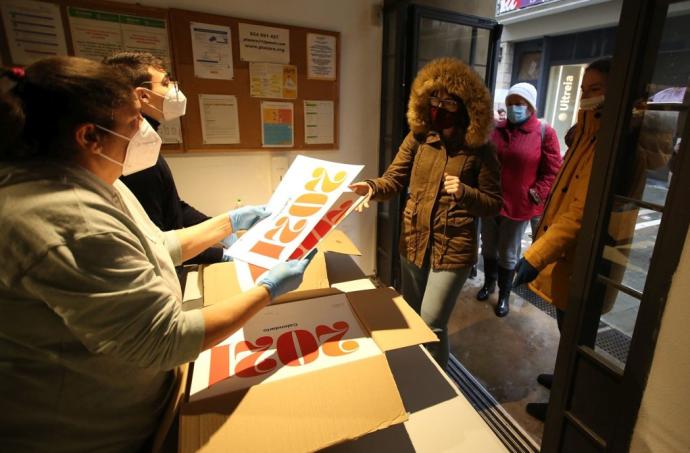 Haciendo cola para recoger el calendario de 2021 que edita el Ayuntamiento de Pamplona.