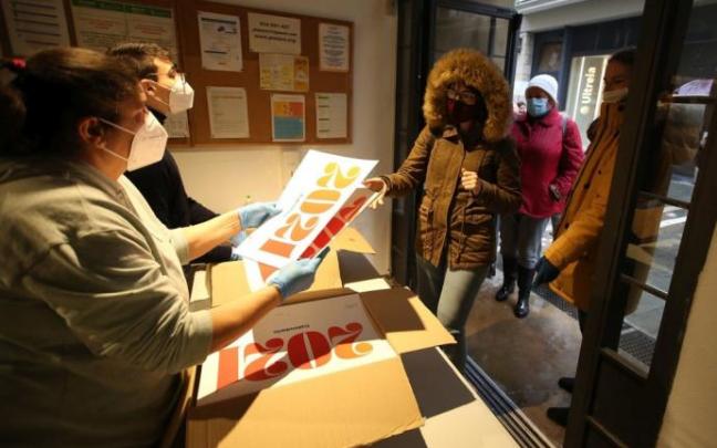 Haciendo cola para recoger el calendario de 2021 que edita el Ayuntamiento de Pamplona. Haciendo cola para recoger el calendario de 2021 que edita el Ayuntamiento de Pamplona.