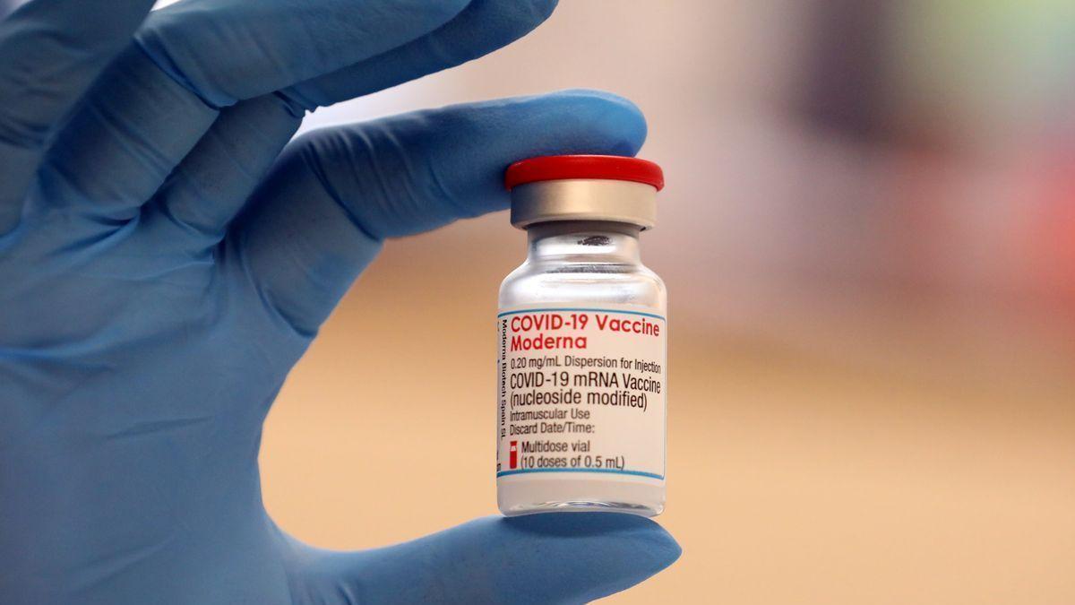 Un sanitario sostiene un vial de la vacuna de Moderna contra el covid.