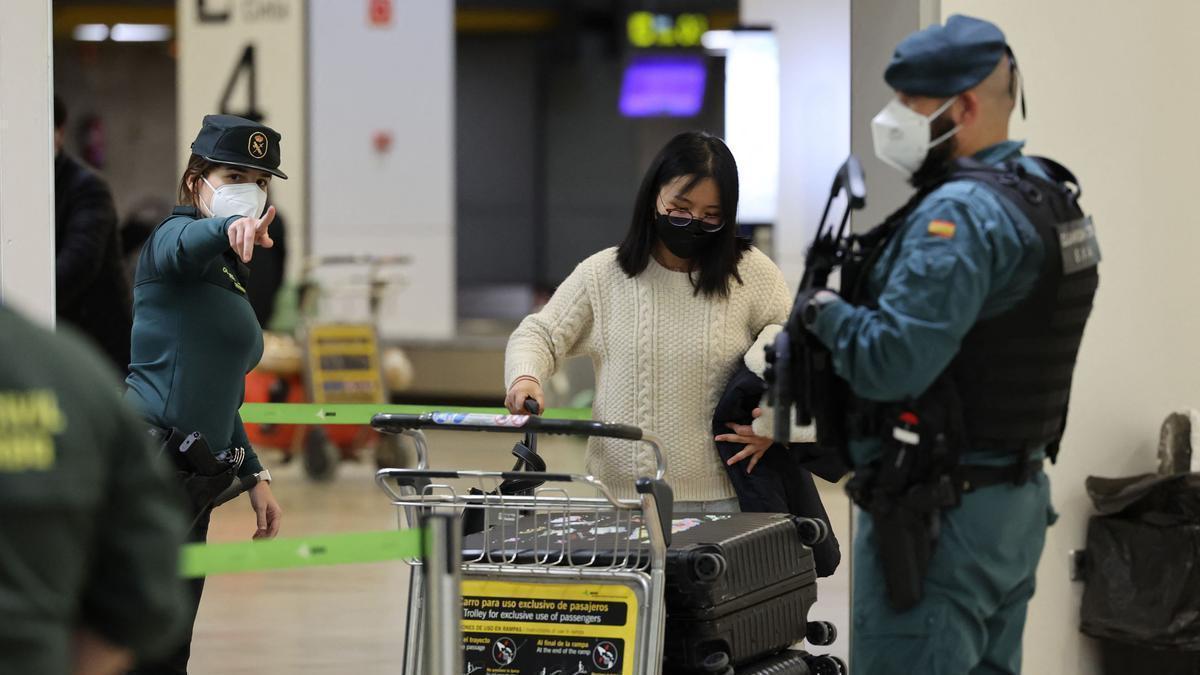 Una de las pasajeras que llegó a Barajas en el primer vuelo procedente de China tras las nuevas restricciones.