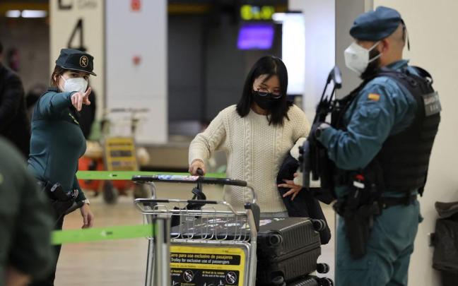 Una de las pasajeras que llegó a Barajas en el primer vuelo procedente de China tras las nuevas restricciones.