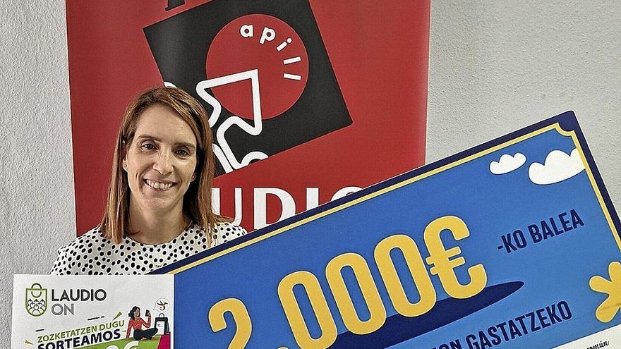 La vecina agraciada con el vale de 2.000 euros de la campaña estival Laudio On, Soraya Villa Novo.