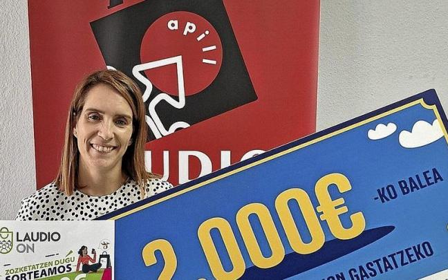 La vecina agraciada con el vale de 2.000 euros de la campa&ntilde;a estival Laudio On, Soraya Villa Novo.