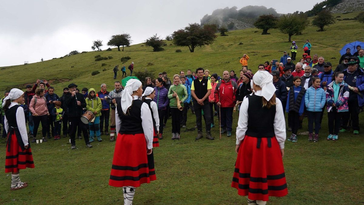 La presidenta de las Juntas Generales de Bizkaia Ana Otadui frente a un grupo de dantzaris.