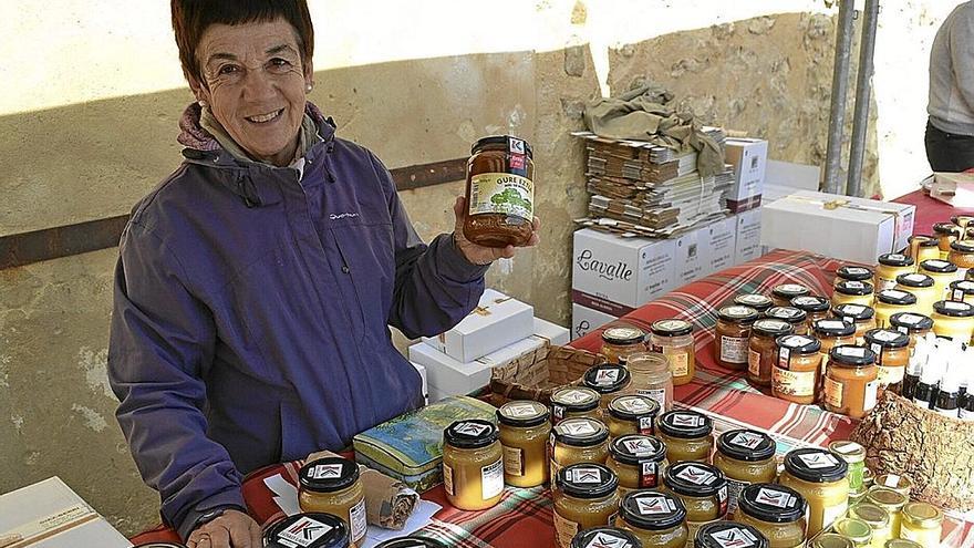 Una apicultora alavesa vende su miel en un feria del territorio.