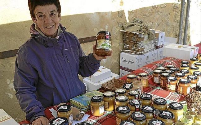 Una apicultora alavesa vende su miel en un feria del territorio.